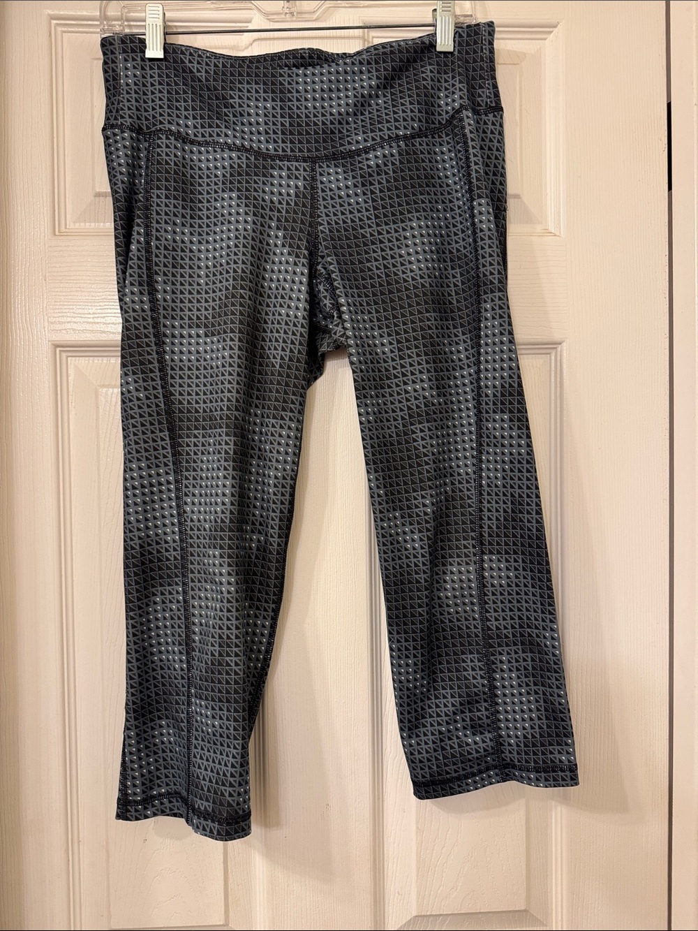 Old Navy Black Geometric Cropped Leggings
